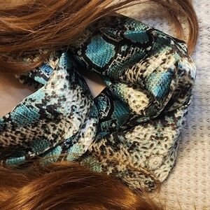 Elegant Scarf With Green, Black, And Silver